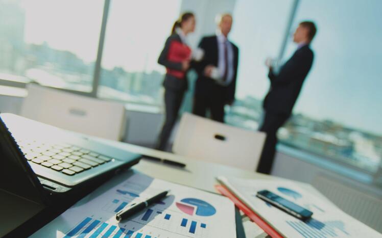 “راهنمای موفقیت در کسبوکارهای کوچک: بررسی کتاب روندا آبرامز و نکات کلیدی کارآفرینی”